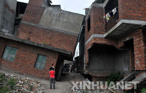 这是未建拢大坝的另一段--西瓜洲段一座倾斜了近45度角的居民楼,2010年7月份昌江洪水来时被冲坏的房屋。图片来源:新华社