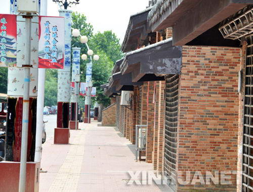 在已建成的景德镇市城市防洪大堤,一根根三四米高的彩瓷路灯灯柱,沿着河堤一排排布置,鲜亮夺目。图片来源:新华社