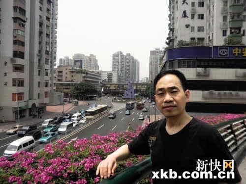 徐武的自由来之不易,他来广州首先就去精神病医院,想证明自己无病。很可惜,还没有进行全面鉴定,他就被强制带离广州。图为他在广州街头的留影。 徐武的自由来之不易,他来广州首先就去精神病医院,想证明自己无病。很可惜,还没有进行全面鉴定,他就被强制带离广州。图为他在广州街头的留影。